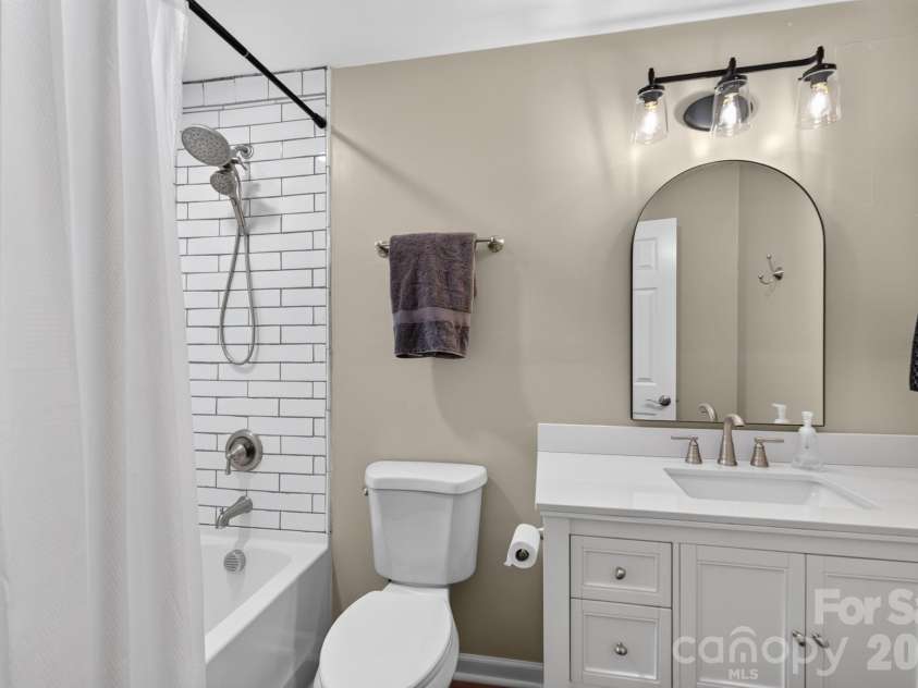 932 Gristmill Drive, Rock Hill, SC 29732.  MLS# CAR4393110, YatesRealty ID 32164. Bath 4 - upper level