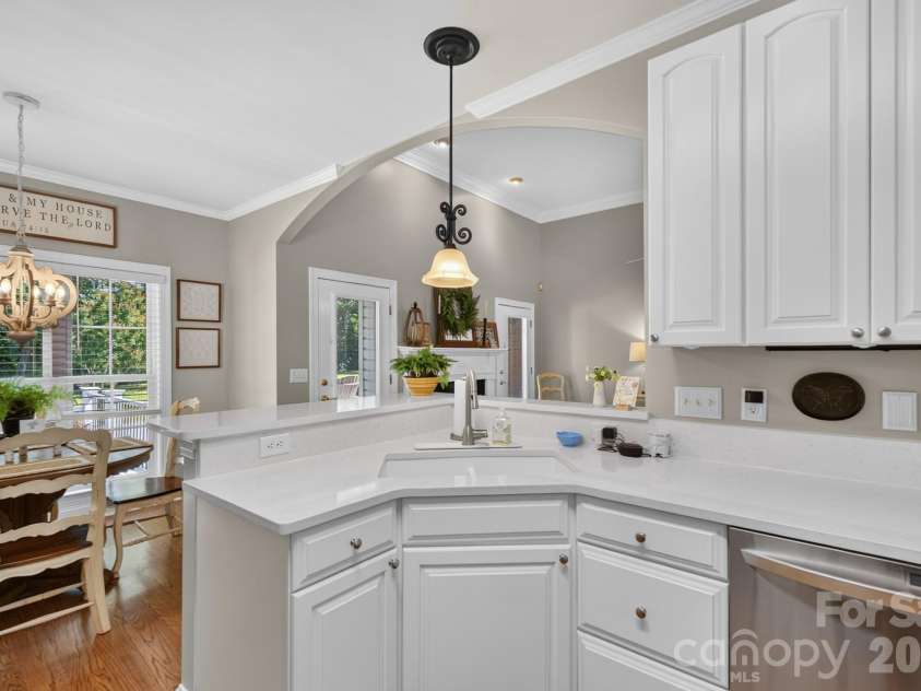 932 Gristmill Drive, Rock Hill, SC 29732.  MLS# CAR4393110, YatesRealty ID 32164. Kitchen with stainless appliances and quartz
