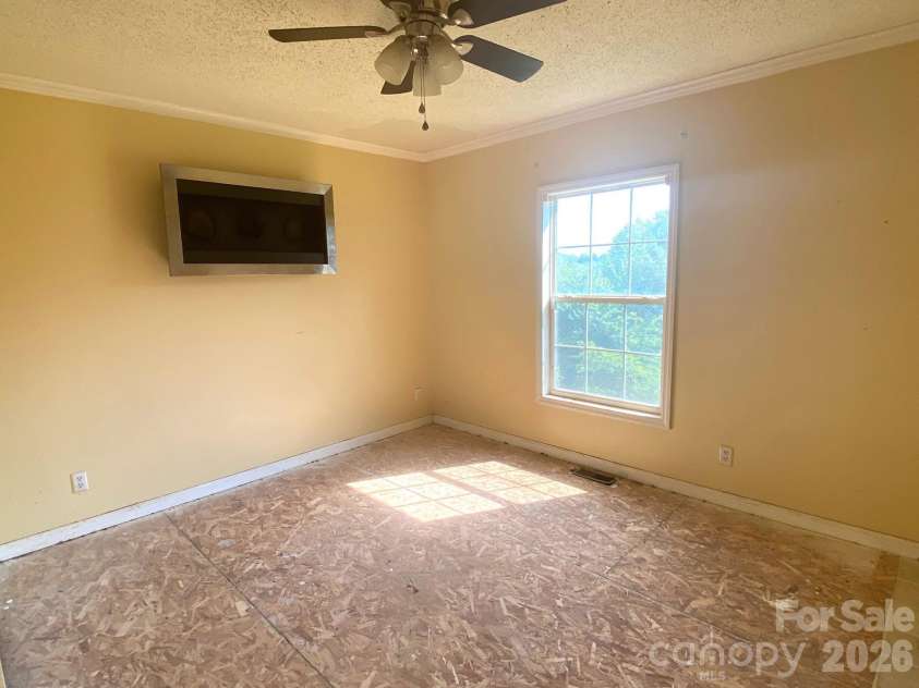 39 Henry White Lane, Leicester, NC 28748.  MLS# CAR4393220, YatesRealty ID 32165. 