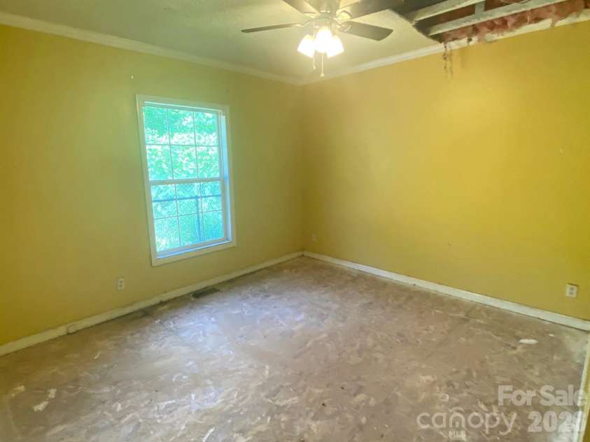 39 Henry White Lane, Leicester, NC 28748.  MLS# CAR4393220, YatesRealty ID 32165. 