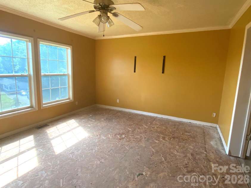 39 Henry White Lane, Leicester, NC 28748.  MLS# CAR4393220, YatesRealty ID 32165. 