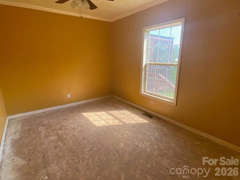 39 Henry White Lane, Leicester, NC 28748.  MLS# CAR4393220, YatesRealty ID 32165. 