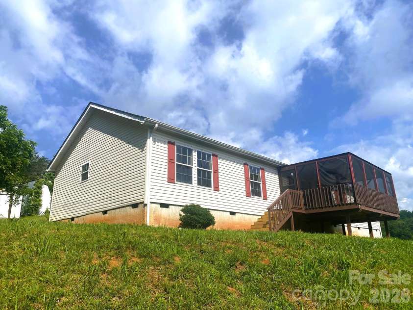39 Henry White Lane, Leicester, NC 28748.  MLS# CAR4393220, YatesRealty ID 32165. 
