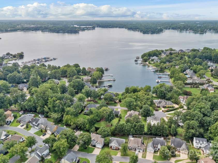 145 Ashford Hollow Lane, Mooresville, NC 28117.  MLS# CAR4289926, YatesRealty ID 32167. Beautiful Waterfront Community
