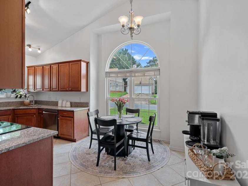 145 Ashford Hollow Lane, Mooresville, NC 28117.  MLS# CAR4289926, YatesRealty ID 32167. Eat in Kitchen