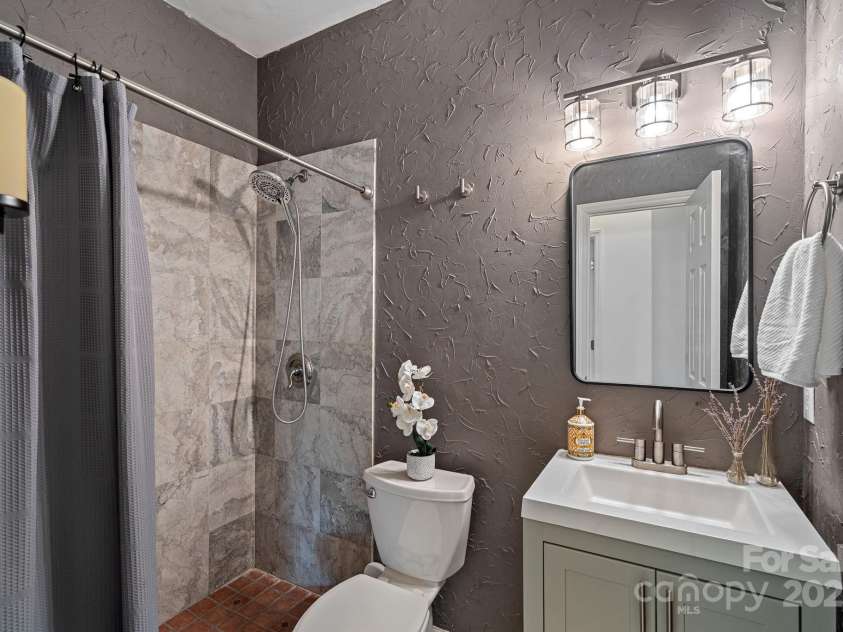 145 Ashford Hollow Lane, Mooresville, NC 28117.  MLS# CAR4289926, YatesRealty ID 32167. Full Bath