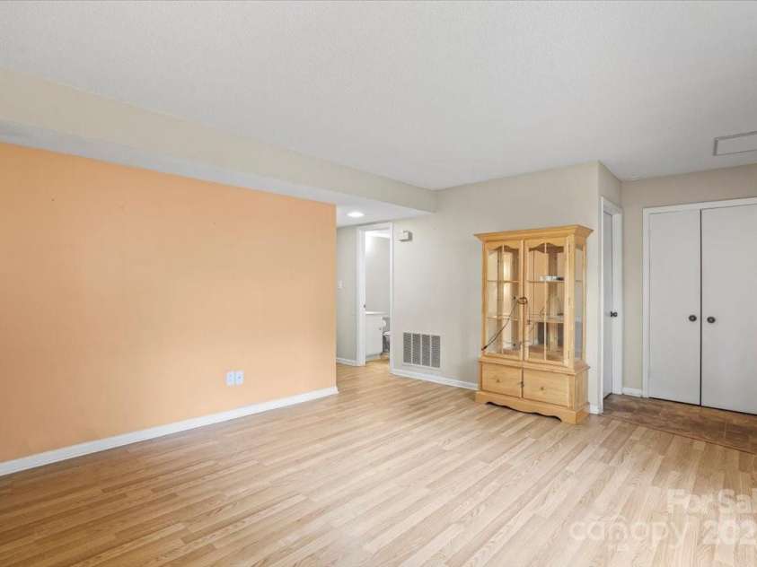 313 Lamplighter Circle, Winston Salem, NC 27104.  MLS# CAR4291647, YatesRealty ID 32169. 