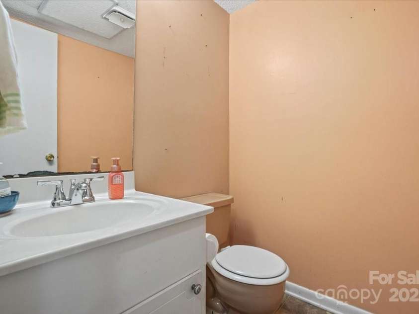 313 Lamplighter Circle, Winston Salem, NC 27104.  MLS# CAR4291647, YatesRealty ID 32169. 