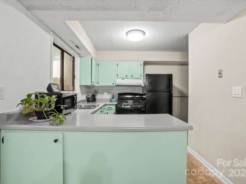 313 Lamplighter Circle, Winston Salem, NC 27104.  MLS# CAR4291647, YatesRealty ID 32169. 
