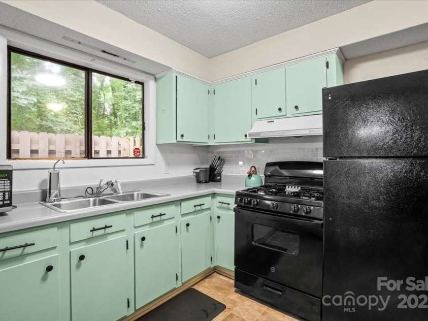 313 Lamplighter Circle, Winston Salem, NC 27104.  MLS# CAR4291647, YatesRealty ID 32169. 