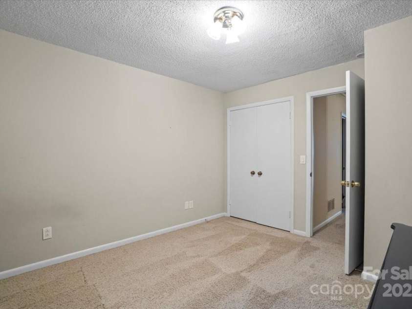 313 Lamplighter Circle, Winston Salem, NC 27104.  MLS# CAR4291647, YatesRealty ID 32169. 