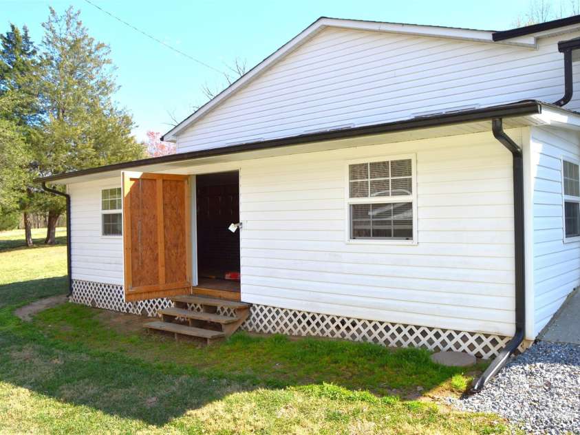 648 Dobson Farm Road, Statesville, NC 28625.  MLS# CAR4240456, YatesRealty ID 3217. 