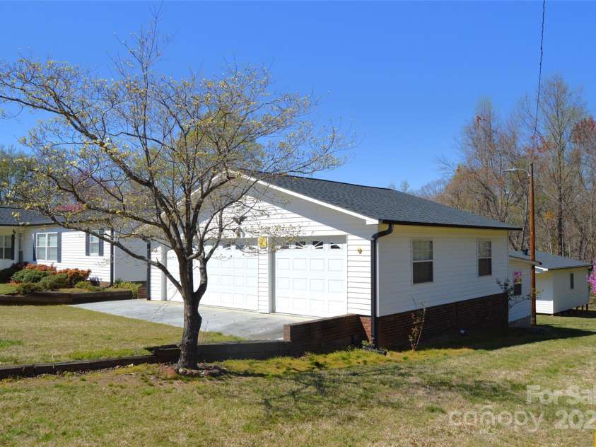 648 Dobson Farm Road, Statesville, NC 28625.  MLS# CAR4240456, YatesRealty ID 3217. 