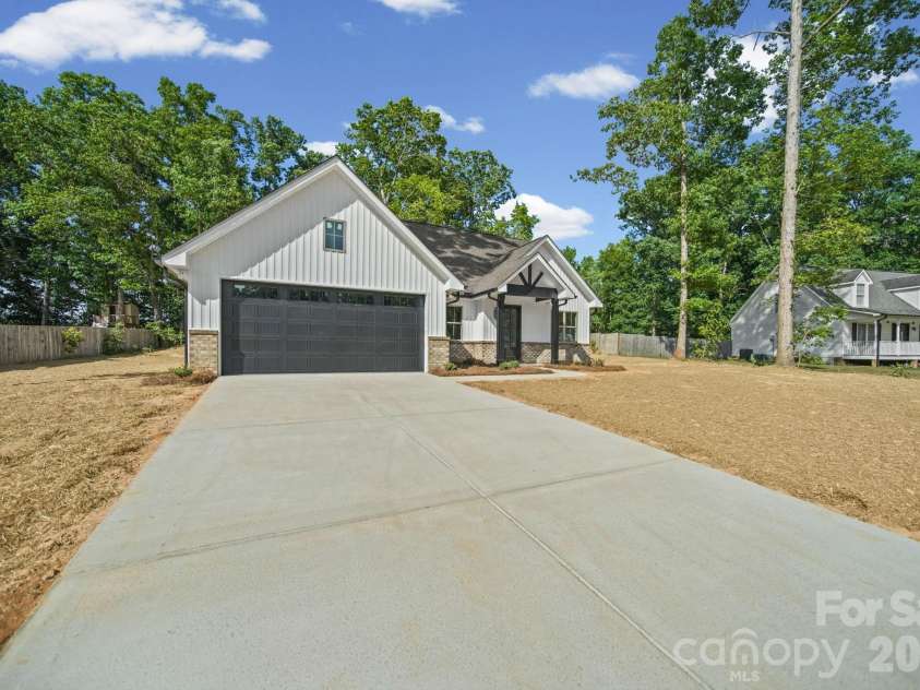 851 Sorrel Lane, Oakboro, NC 28129.  MLS# CAR4394199, YatesRealty ID 32173. 