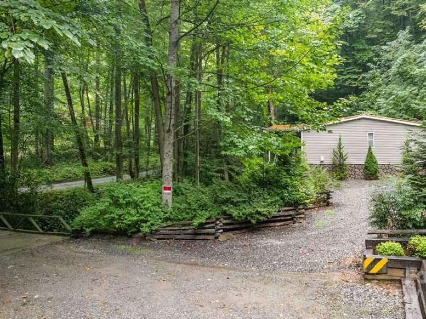 11 Choice Place, Whittier, NC 28789.  MLS# CAR4292703, YatesRealty ID 32174. 