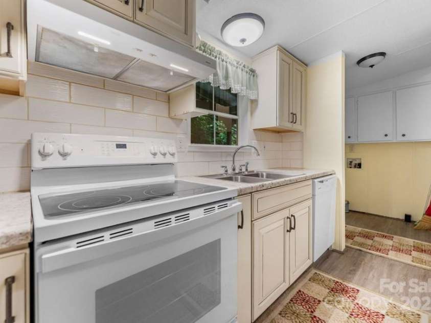 11 Choice Place, Whittier, NC 28789.  MLS# CAR4292703, YatesRealty ID 32174. 