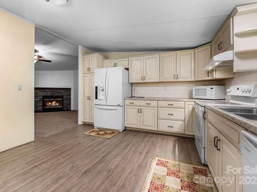 11 Choice Place, Whittier, NC 28789.  MLS# CAR4292703, YatesRealty ID 32174. 