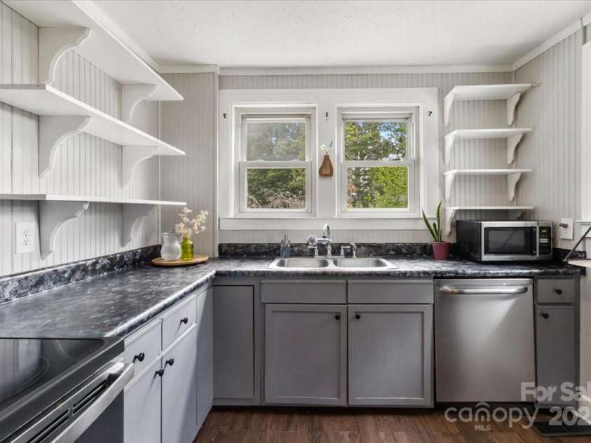 11 Fishers Mill Road, Arden, NC 28704.  MLS# CAR4289304, YatesRealty ID 32176. Kitchen