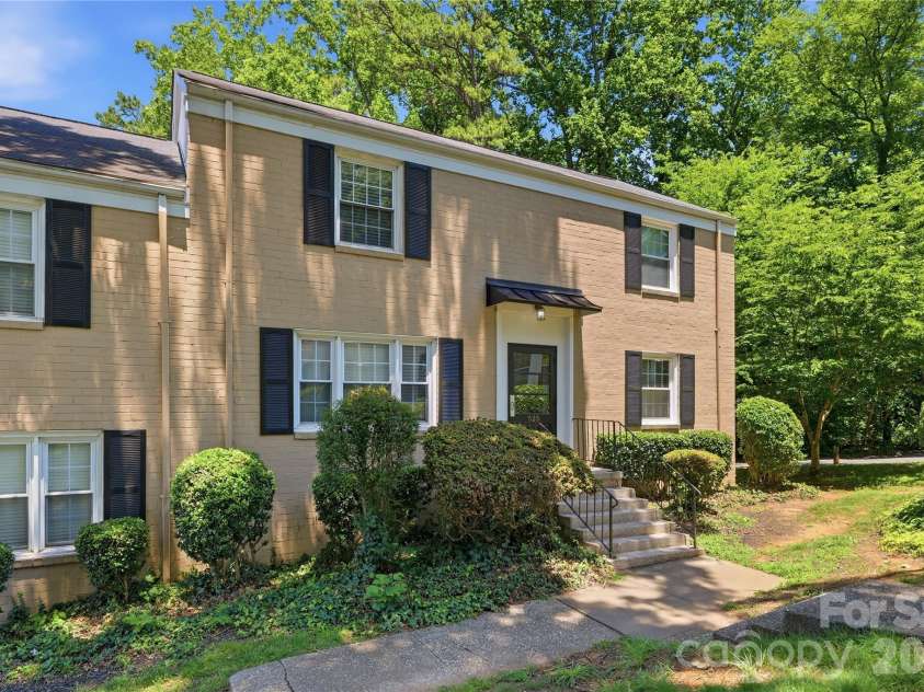 525 Wakefield Drive, Charlotte, NC 28209.  MLS# CAR4391930, YatesRealty ID 32176. 