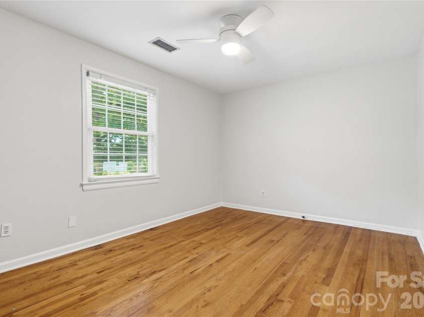 525 Wakefield Drive, Charlotte, NC 28209.  MLS# CAR4391930, YatesRealty ID 32176. 