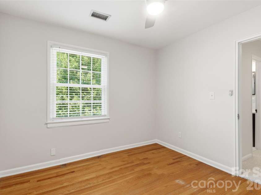 525 Wakefield Drive, Charlotte, NC 28209.  MLS# CAR4391930, YatesRealty ID 32176. 