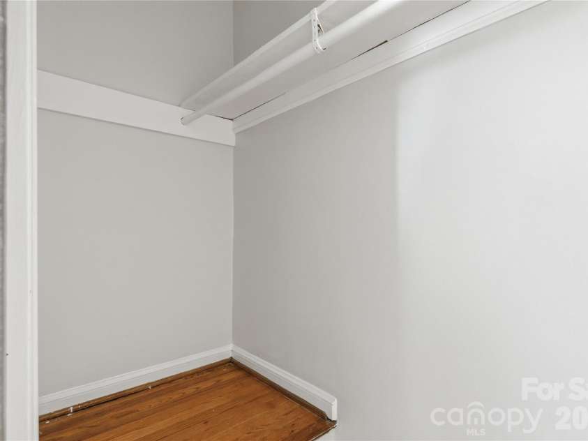 525 Wakefield Drive, Charlotte, NC 28209.  MLS# CAR4391930, YatesRealty ID 32176. 