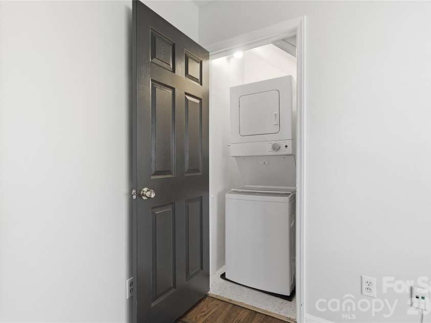 525 Wakefield Drive, Charlotte, NC 28209.  MLS# CAR4391930, YatesRealty ID 32176. 