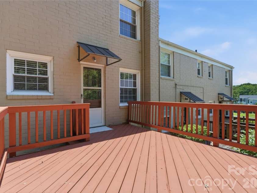 525 Wakefield Drive, Charlotte, NC 28209.  MLS# CAR4391930, YatesRealty ID 32176. 
