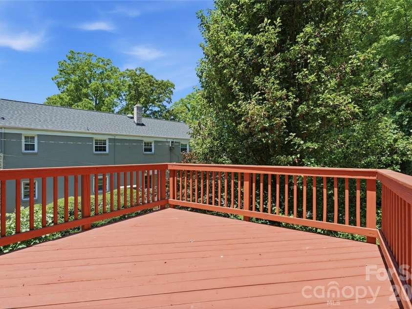 525 Wakefield Drive, Charlotte, NC 28209.  MLS# CAR4391930, YatesRealty ID 32176. 