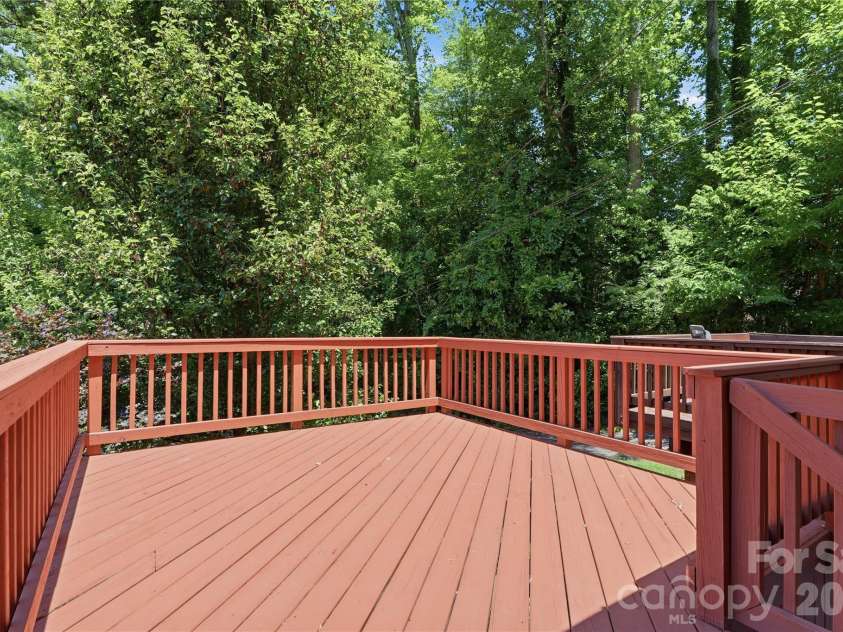 525 Wakefield Drive, Charlotte, NC 28209.  MLS# CAR4391930, YatesRealty ID 32176. 
