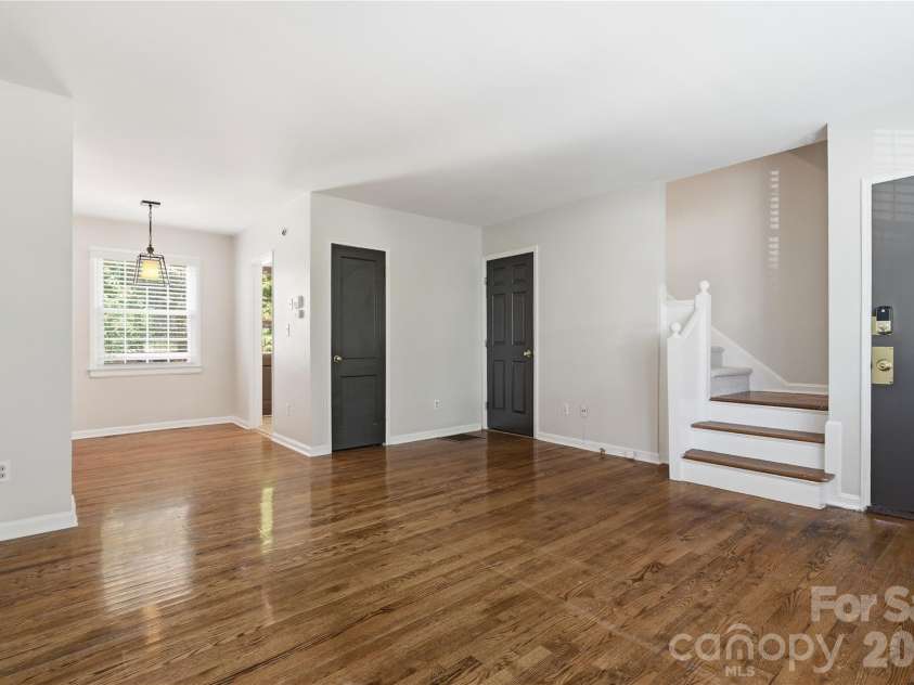 525 Wakefield Drive, Charlotte, NC 28209.  MLS# CAR4391930, YatesRealty ID 32176. Fantastic open great room and dining room