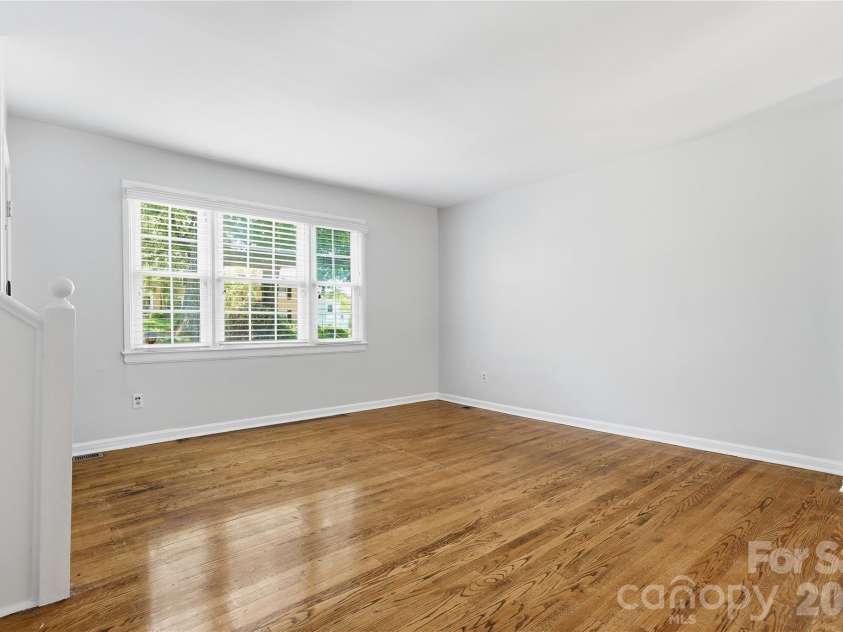 525 Wakefield Drive, Charlotte, NC 28209.  MLS# CAR4391930, YatesRealty ID 32176. Light filled great room