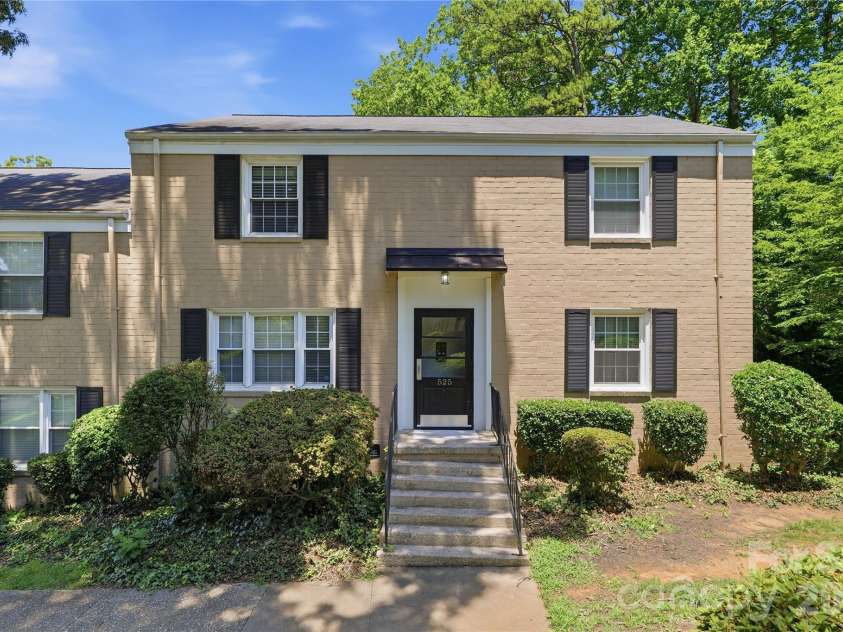 525 Wakefield Drive, Charlotte, NC 28209.  MLS# CAR4391930, YatesRealty ID 32176. Nestled in an incredible location close to everything