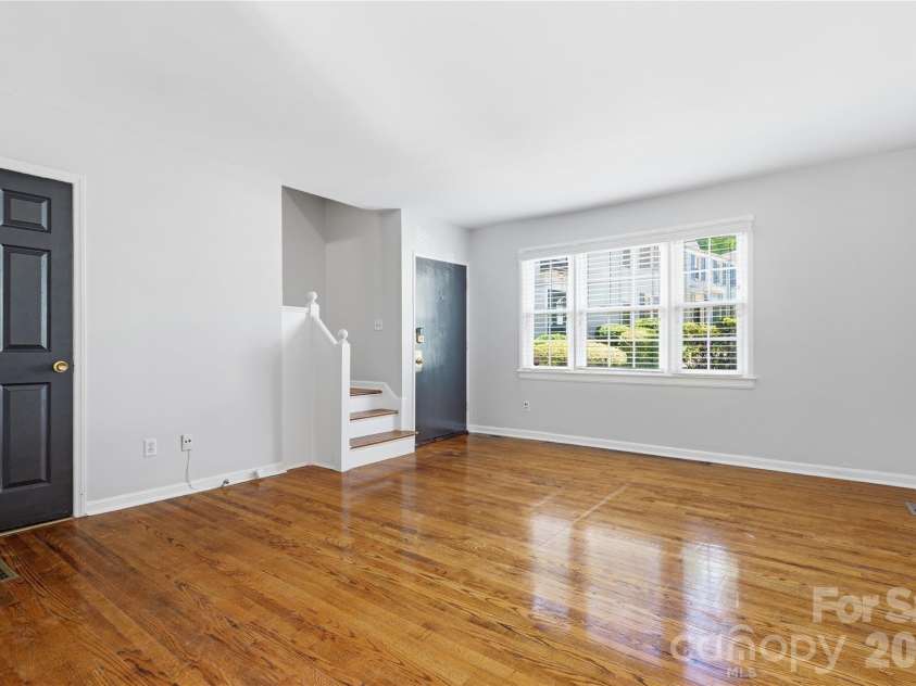 525 Wakefield Drive, Charlotte, NC 28209.  MLS# CAR4391930, YatesRealty ID 32176. Oversized great room with hardwood floors
