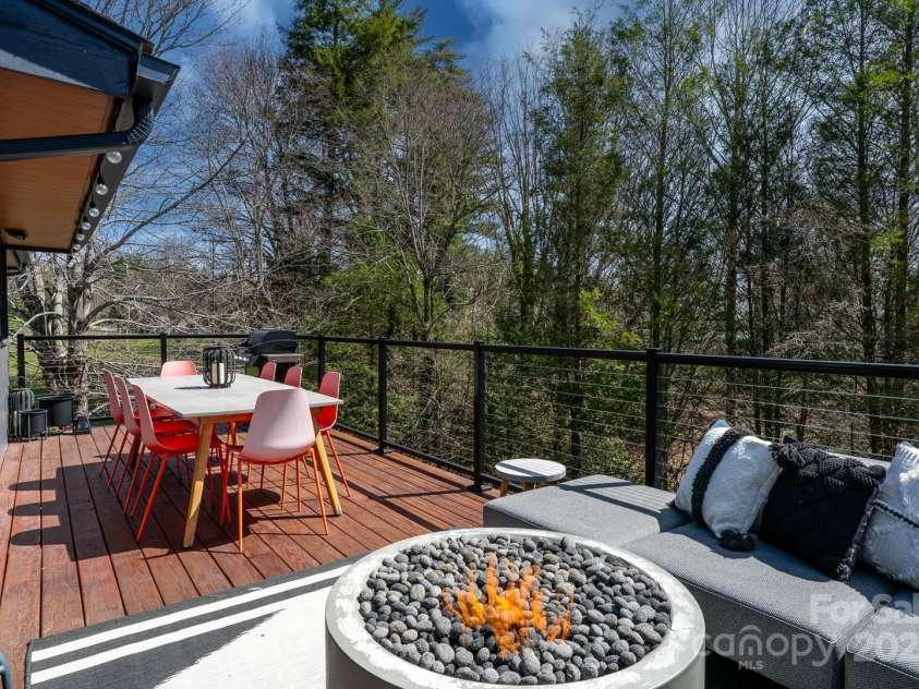 465 Highland Avenue, Boone, NC 28607.  MLS# CAR4292761, YatesRealty ID 32177. 