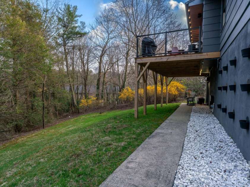 465 Highland Avenue, Boone, NC 28607.  MLS# CAR4292761, YatesRealty ID 32177. 