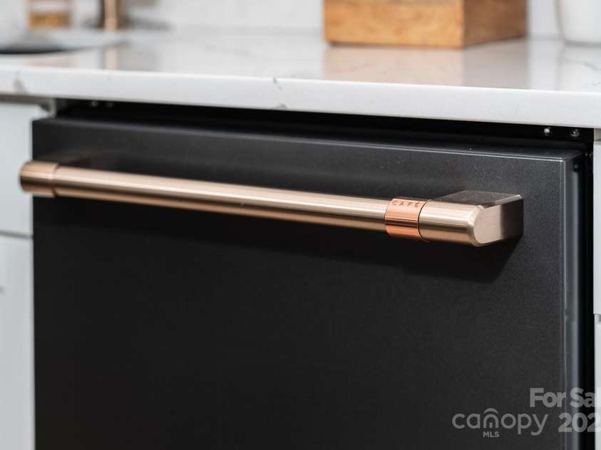 465 Highland Avenue, Boone, NC 28607.  MLS# CAR4292761, YatesRealty ID 32177. 