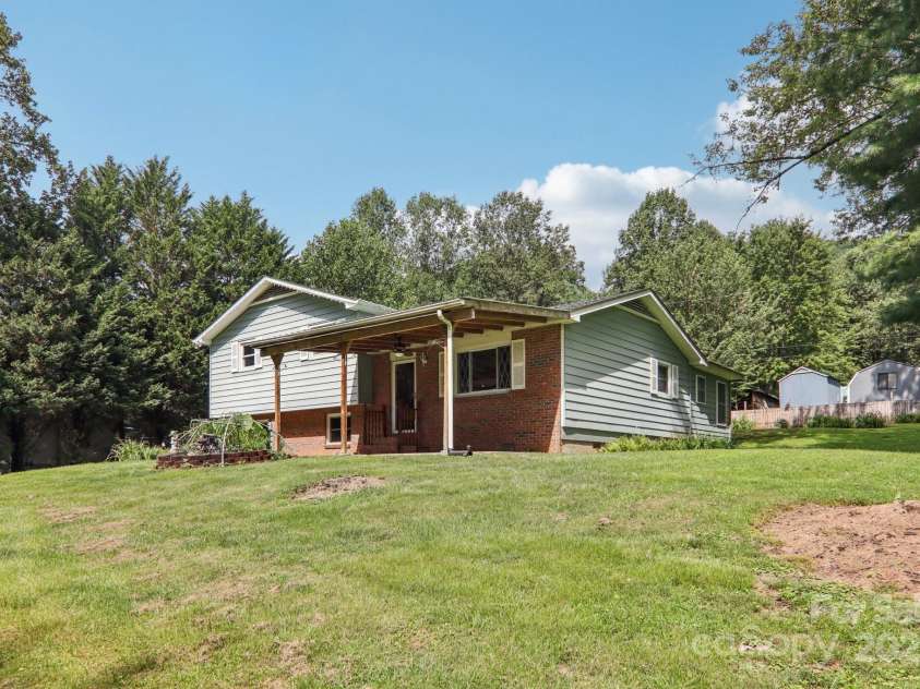 264 Cashdon Drive, Mills River, NC 28759.  MLS# CAR4292467, YatesRealty ID 32179. 