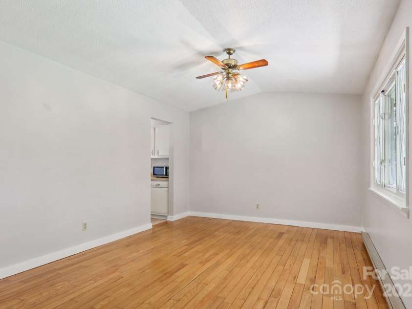 264 Cashdon Drive, Mills River, NC 28759.  MLS# CAR4292467, YatesRealty ID 32179. 