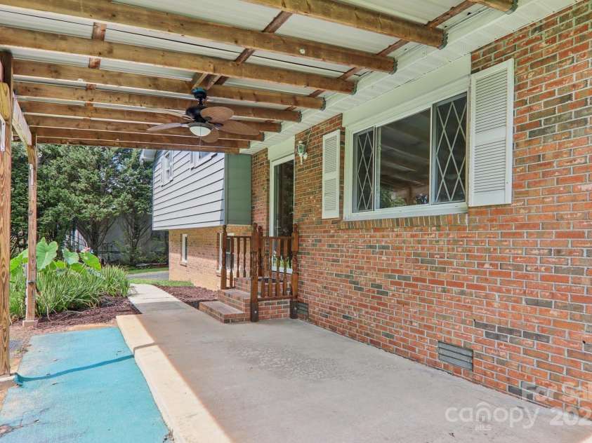 264 Cashdon Drive, Mills River, NC 28759.  MLS# CAR4292467, YatesRealty ID 32179. 