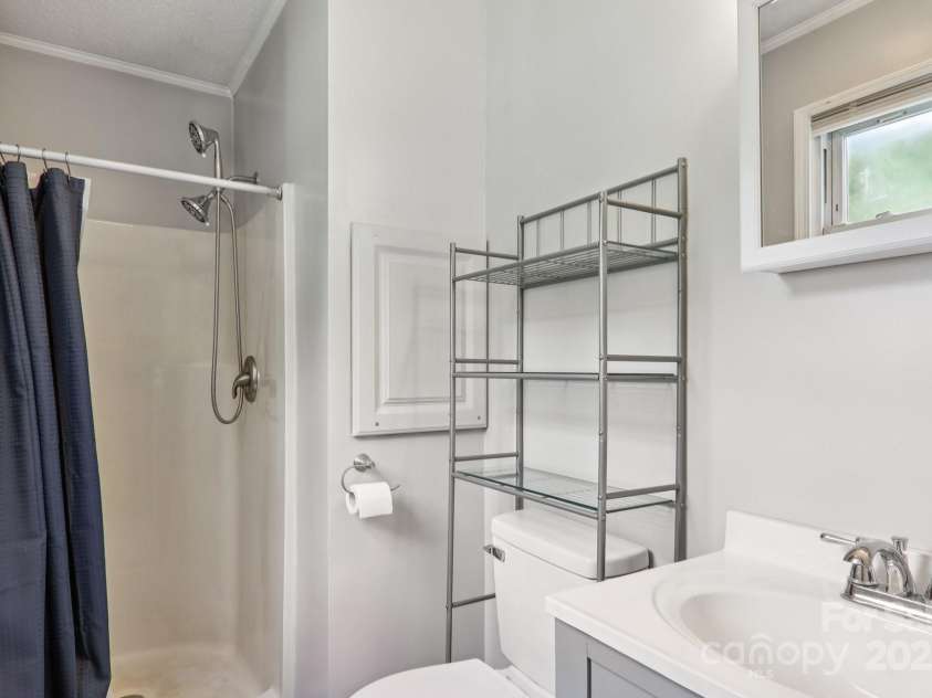 264 Cashdon Drive, Mills River, NC 28759.  MLS# CAR4292467, YatesRealty ID 32179. PRIMARY BATH