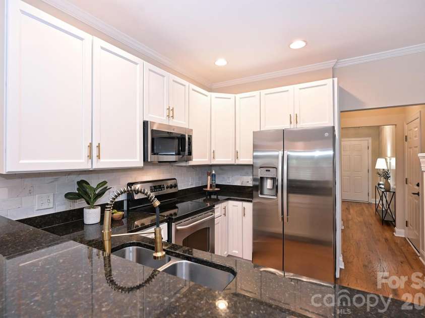 4617 Dabney Vigor Drive, Charlotte, NC 28209.  MLS# CAR4353975, YatesRealty ID 3218. 