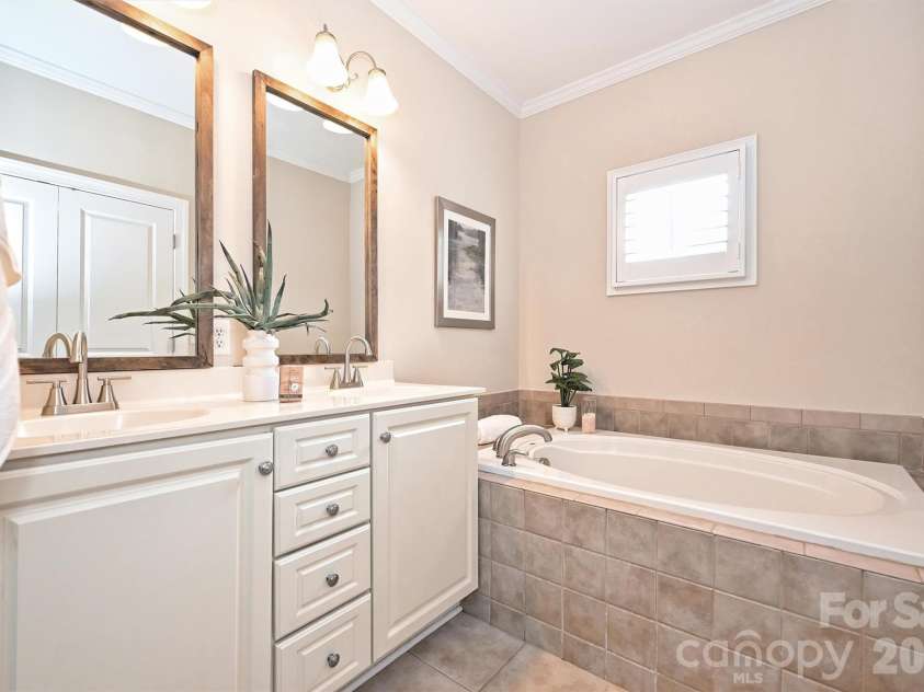 4617 Dabney Vigor Drive, Charlotte, NC 28209.  MLS# CAR4353975, YatesRealty ID 3218. 
