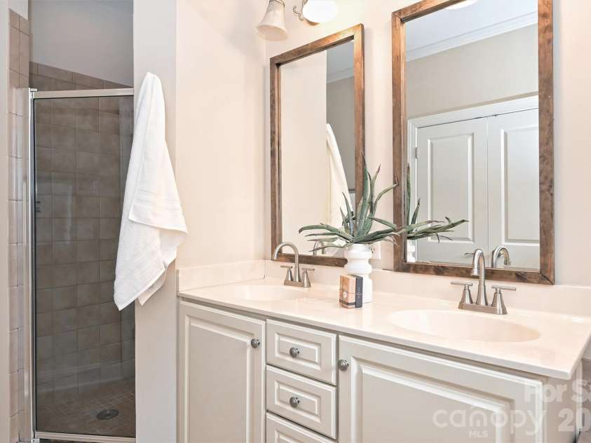 4617 Dabney Vigor Drive, Charlotte, NC 28209.  MLS# CAR4353975, YatesRealty ID 3218. 