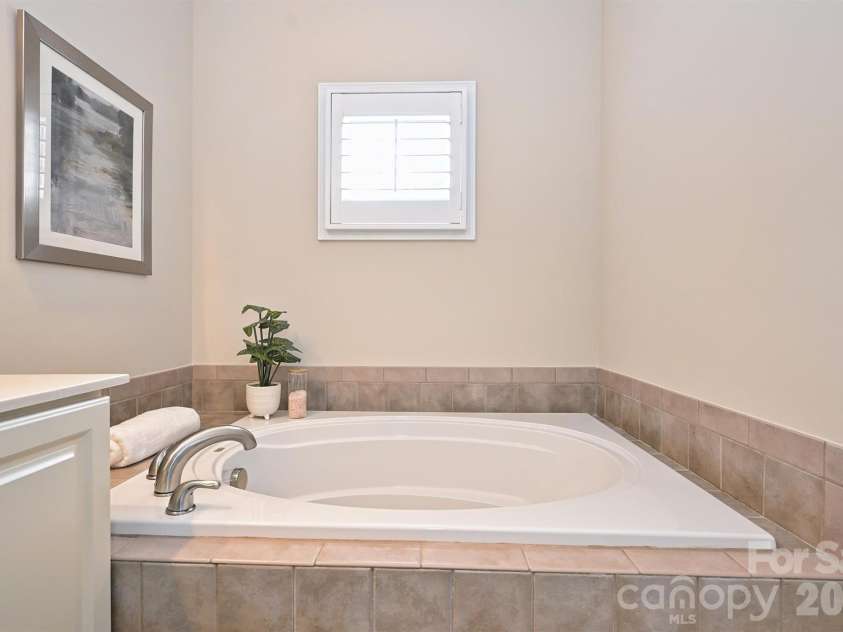 4617 Dabney Vigor Drive, Charlotte, NC 28209.  MLS# CAR4353975, YatesRealty ID 3218. 