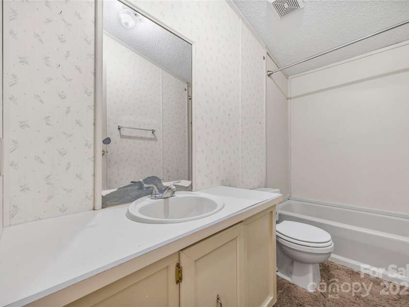 953 Bollinger Pond Drive, Clover, SC 29710.  MLS# CAR4285498, YatesRealty ID 3218. Full Bathroom 