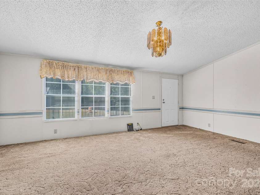 953 Bollinger Pond Drive, Clover, SC 29710.  MLS# CAR4285498, YatesRealty ID 3218. Large living room 