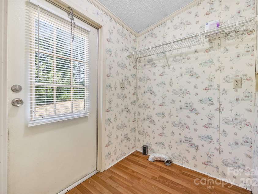 953 Bollinger Pond Drive, Clover, SC 29710.  MLS# CAR4285498, YatesRealty ID 3218. Laundry hookup in mud room 