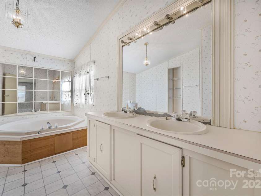 953 Bollinger Pond Drive, Clover, SC 29710.  MLS# CAR4285498, YatesRealty ID 3218. Primary bath