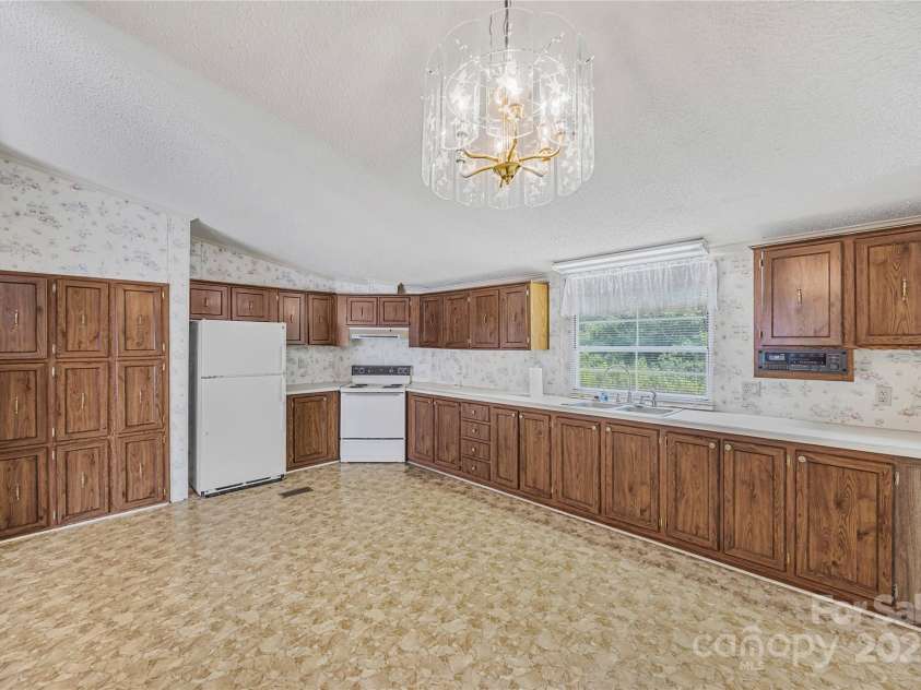 953 Bollinger Pond Drive, Clover, SC 29710.  MLS# CAR4285498, YatesRealty ID 3218. Tons of cabinetry 